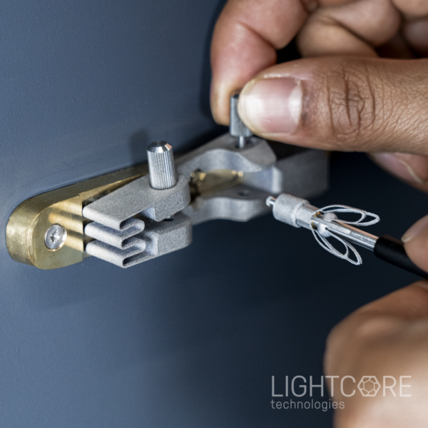 Helmet attaching the InSplorer endoscope to a freely moving mouse, for neuronal activity recording